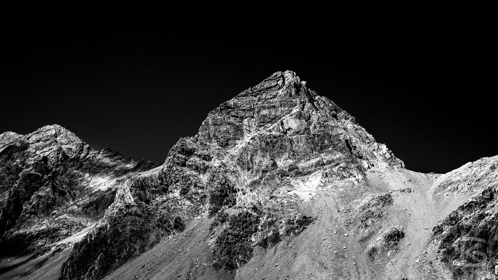 The Sublime Heights - Schwarzweiß Hochgebirge Fotografie | Stefan Kuhn | Monumentale Schwarzweiß-Serie des Hochgebirges von Stefan Kuhn. Acht kontraststarke Fotografien zeigen schroffe Alpengipfel vor tiefschwarzem Himmel – eine eindringliche Darstellung von Erhabenheit, Stille und der archaischen Kraft der Berge in radikaler Reduktion. - Realisiert mit Pictrs.com