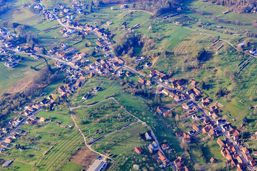 Vue aérienne: Rue des Vignes à Langensoultzbach dans le département Bas Rhin, France – .Photo: IMG_63693.jpg prise le 30/03/2014 par Werner Riehm/FLY-FOTO.eu – Résolution de l'original: 4752 x 3168 px