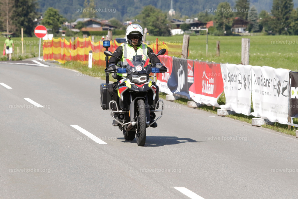 1163_20230817_Bewerb_Maenner_Muehlanger | AUT - OESTERREICH, 2023-08-16: SPORT RENNRAD-FAHREN - 55. INTERNATIONALER RADWELTPOKAL IN ST. JOHANN IN TIROL  - Vintage-Radrennen mit WM-Bronze-Medaillen-Siegerin Christina Schweinberger, den Teilnehmer und Alexander Baumann (vom Orginastions-Team) - TAG 2 BEWERB MAENNER IN SECHS GRUPPEN  ; Foto: Roland Muehlanger