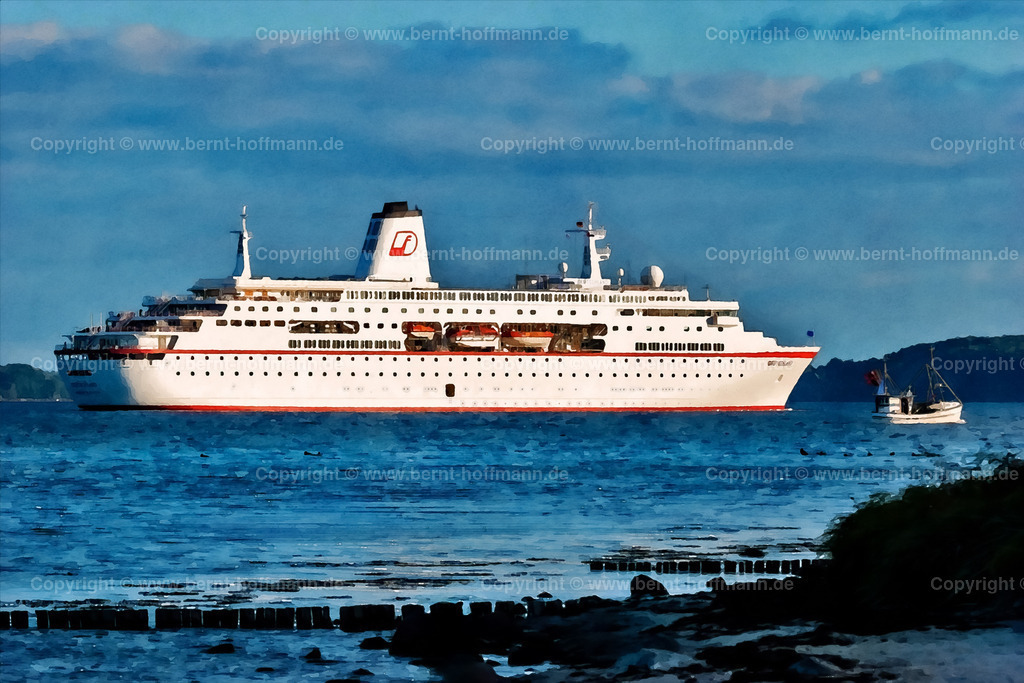 PDM2_3711_MS-Deutschland_120x80 | DIGITALKUNST. Kreuzliner im Abendlicht. __ " MS DEUTSCHLAND " auf der Flensburger Außenförde. Auslaufend. Begleitung durch einen Fischkutter. __ Seitenverhältnis 3 zu 2. - Realisiert mit Pictrs.com