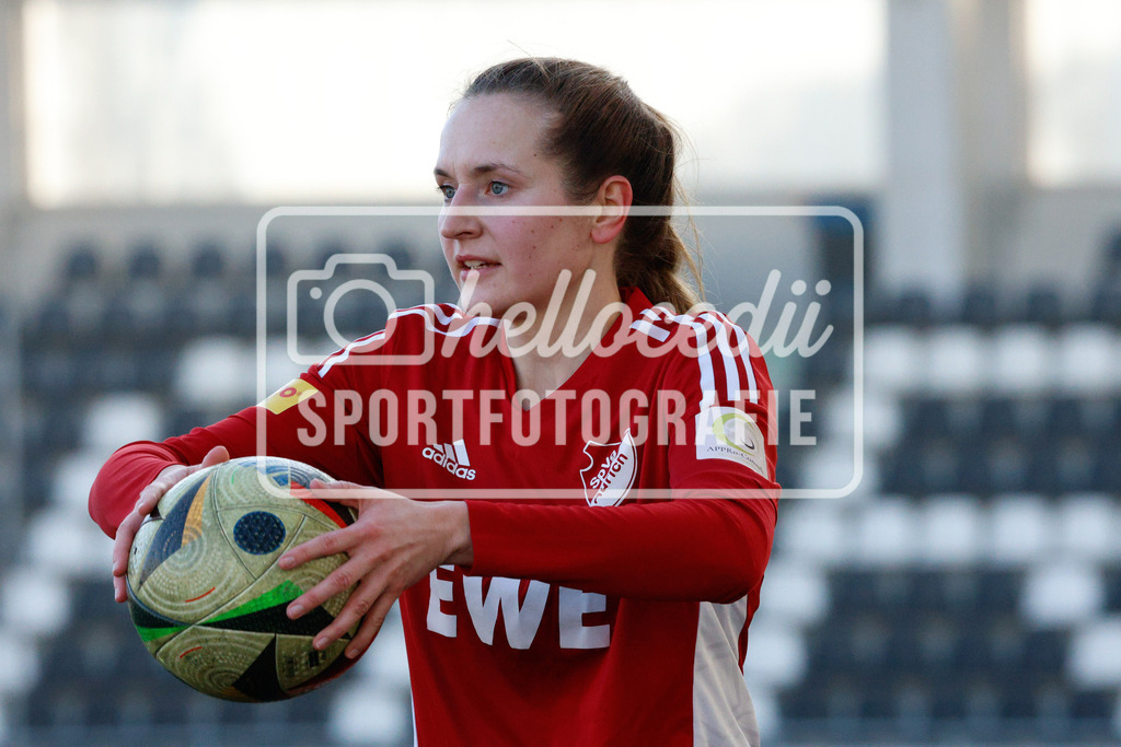 Fußball I Frauen I Saison 2025-2026 I Testspiel I FSV Gütersloh - SpVg Aurich-71 | Magdalena Hankl (5, SpVg Aurich) - Realisiert mit Pictrs.com