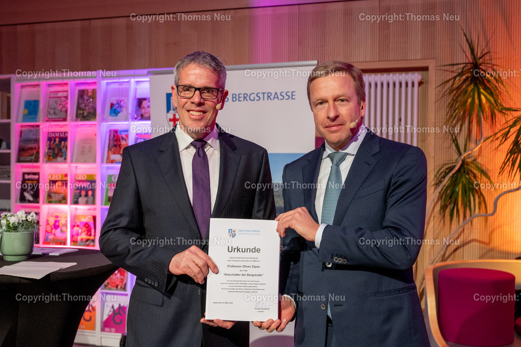 DSC_8898 | Am 8.März 2024 wurde Oliver Zipse  Vorstandsvorsitzender der BMW AG. zum Botschafter der Bergstraße ernannt, die Feier fand in seiner ehemaligen Schule dem Alten Kurfürstlichen Gymnasium in Bensheim statt, die Urkunde überreichte ihm der Landrat des Kreises Bergstraße Christian Engelhardt , 