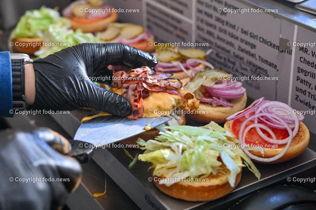Deli Food Truck_ Le Bistro_ 09.01.2024-5 | 09.01.2024, Linz, AUT, Tabakfabrik im Bild Deli Food Truck, Le Bistro, Zubereitung Burger, Speck, Salat, Tomaten, Kaese, Fingerfood