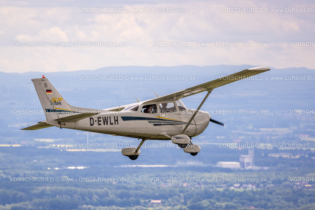 Hamm220601381Cessna_EWLH-14 |  Luftbild air to air, Cessna 172S Skyhawk SP auf einem Rundflug über Hamm, Allgemeine Luftfahrt, Privatfliegerei, Heessen, Hamm, Ruhrgebiet, Nordrhein-Westfalen, Deutschland