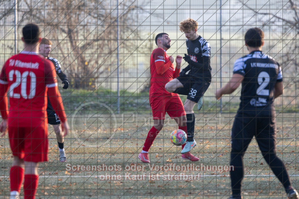 20251122_151704_0056 | Luca Palatinus (1.FC Rechberghasuen #38),1.FC Rechberghausen (schwarz) vs. TV Altenstadt (rot), Fussball, Kreisliga A3 - Bezirk Neckar/Fils, 14. Spieltag, Saison 2025/2026, Kunstrasensportplatz Lindach, Am Desenbach 6, 73098 Rechberhausen, 22.11.2025 - 15:00 Uhr,Foto: PhotoPeet-Sportfotografie/Peter Harich
