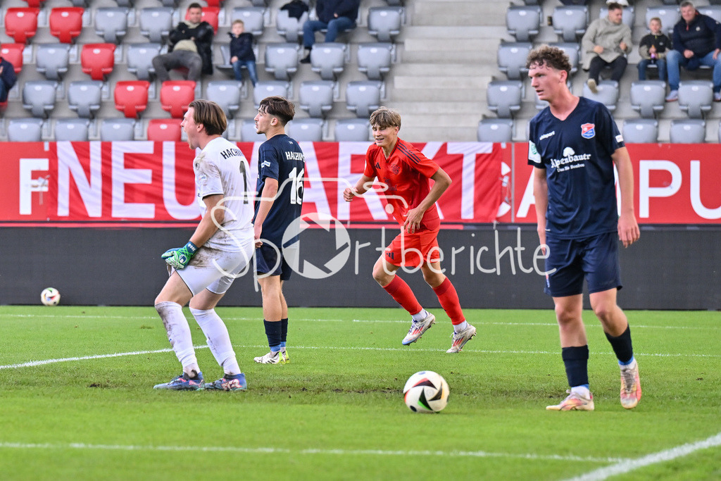FC Bayern München U19 - SpVgg Unterhaching U19 | Jubel der Bayern nach dem Treffer zum 2-1 durch Magnus DALPIAZ (FC Bayern München U19 #2) / Freude / Happy / Tor / Torschuetze