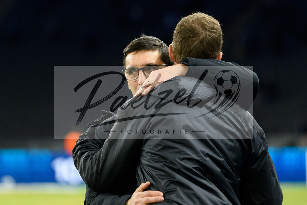 BSCFCB20220123_043 | Fussball, Herren: Trainer Julian Nagelsmann (FC Bayern Muenchen) und Trainer Tayfun Korkut (Hertha BSC) begruessen sich bei dem Spiel der 1. Bundesliga zwischen Hertha BSC und FC Bayern Muenchen im Olypiastadion am 23.01.2022 in Berlin, Deutschland.DFB / DFL REGULATIONS PROHIBIT ANY USE OF PHOTOGRAPHS AS IMAGE SEQUENCES AND/OR QUASI-VIDEO. - Realisiert mit Pictrs.com