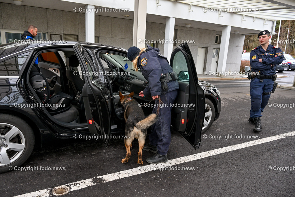 Polizei_ Kontrolle_ Grenze_ 30.12.2023-30 | 30.12.2023, Weigetschlag Grenzuebergang, AUT, Polizei, Grenzkontrolle, im Bild Polizei, Kontrolle, Grenze, Grenzkontrolle, Grenzuebergang, Oesterreich, Tschechien, Fuehrerschein, Zulassungsschein, Reisepass, Ausweis, Papiere, Sprengstoffsuchhund, Feuerwerk, Raketen, Boeller, Kracher, Zoll, Beschlagnahmung, Weigetschlag
