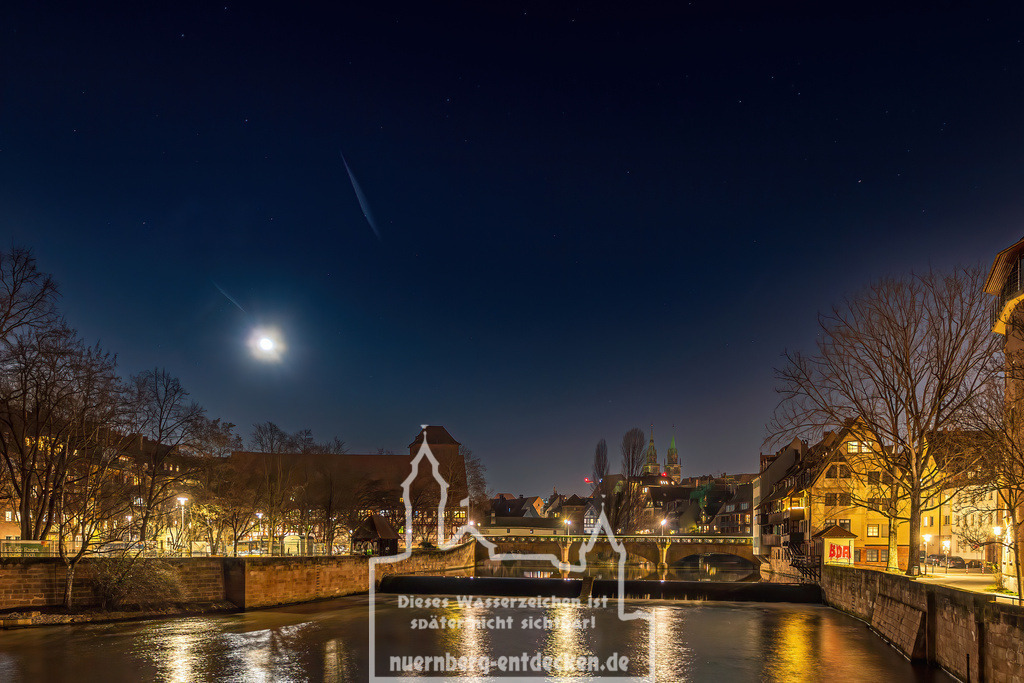 Pegnitz mit Sternenhimmel | Eine Langzeitbelichtung vom Kettensteg in Nürnberg über die Pegnitz in Richtung Maxbrück. Ein klarer Himmel mit Sterne und Mond. - Realisiert mit Pictrs.com