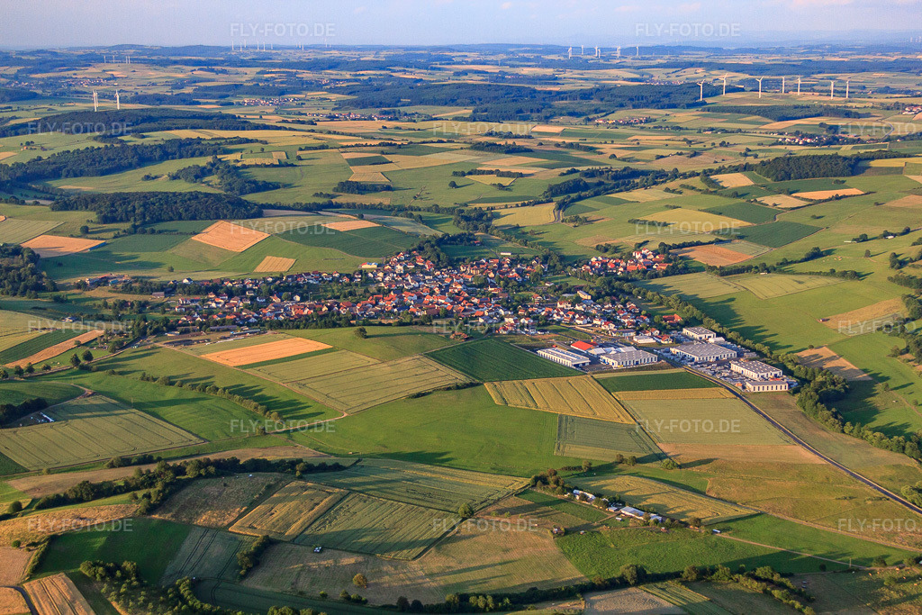Luftbild: Dorfansicht aus Südwesten in Kefenrod im Bundesland Hessen in Deutschland. Foto: IMG_68643.jpg vom 21.06.2014 durch Werner Riehm/FLY-FOTO.de
