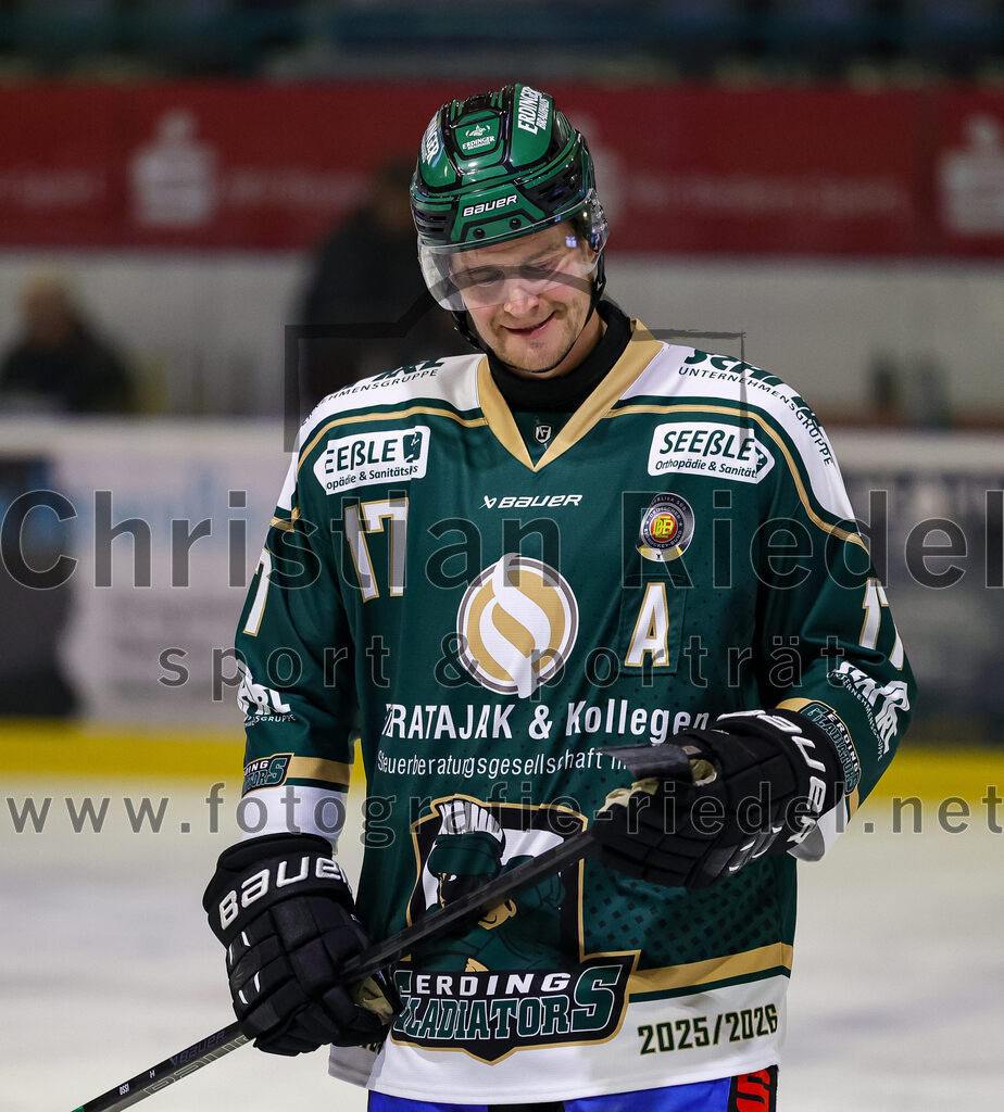 2025-11-25_123_TSV_Erding_gegen_EHF_Passau_Black_Hawks | Erding, Deutschland, 25.11.2025:Eishockey, Oberliga Süd 2025 / 2026, 20. Spieltag, TSV Erding gegen EHF Passau Black Hawks, Endergebnis: 2:3 n.V.Elia Ostwald (Erding Gladiators, #17)Foto: Christian Riedel / fotografie-riedel.net