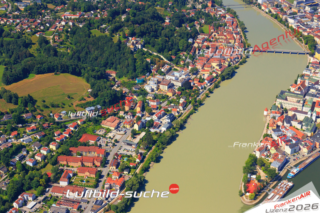 Die Luftaufnahme Innstadt - Passau wurde 2017 mittels Flugzeug (keine Drohne) erstellt. Perfekte Schärfe und Druck- Auflösung- Garantiert!