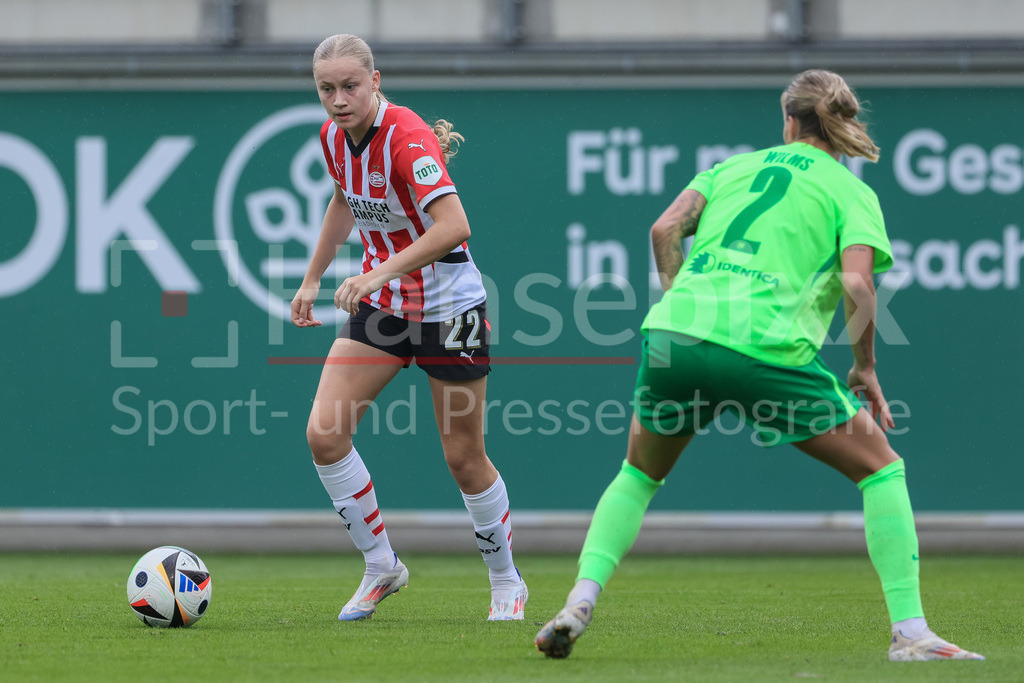 Fussball, Testspiel Frauen, VfL Wolfsburg - PSV Eindhoven | v.li.: Ranneke Derks (PSV Eindhoven, 22) am Ball, Einzelbild, Ganzkörper, Aktion, Action, Spielszene