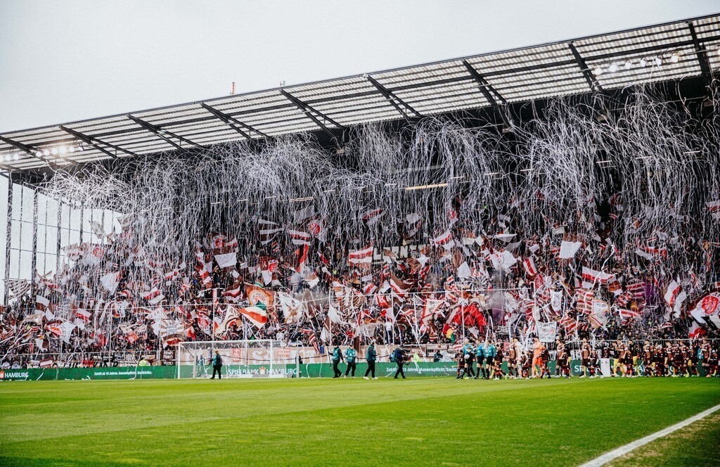 IMG_7125 | Der offizielle Shop für FC St. Pauli Fotos. Wähle aus Spielszenen & Fanmomenten dein FCSP Wunschformat. Wir liefern Millerntor-Atmosphäre.