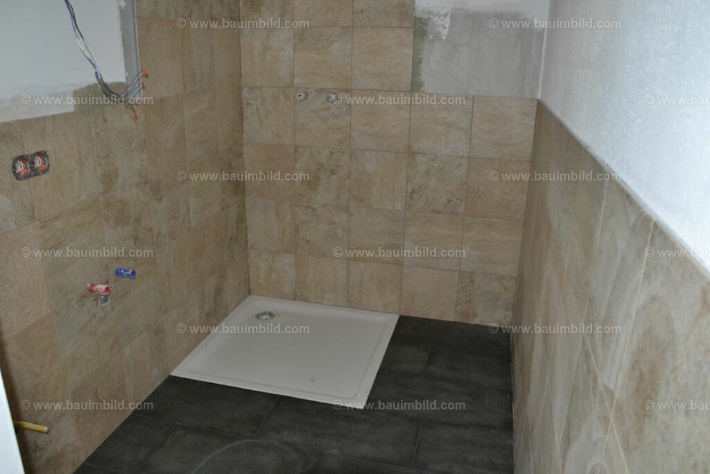 bib-lg21-fliesenlegerarbeiten-0092 | Nach LV-Leistungsgruppen sortierte Detailfotos über den Bau eines Hauses. Alle Hausbau-Bilder direkt vom Urheber und Autor der Website Haus-Selber-Bauen.com
