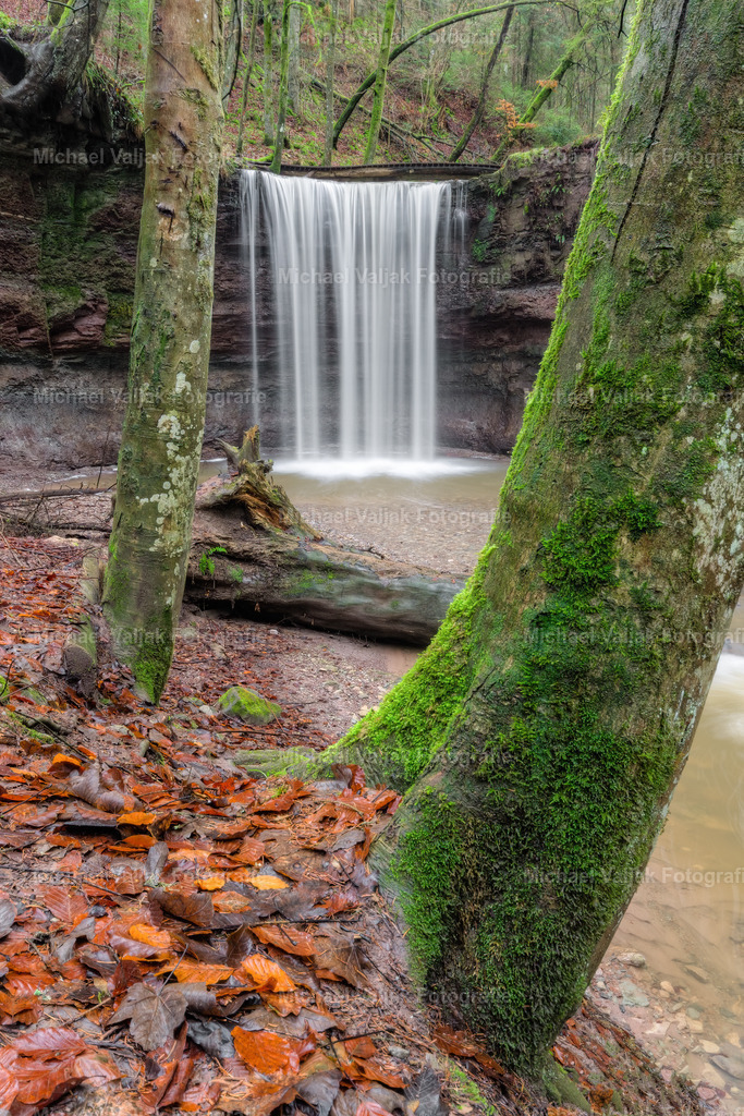 Wasserfall in der Hörschbachschlucht | Blick auf den vorderen Wasserfall in der Hörschbachschlucht bei Murrhardt in Baden-Württemberg. - Realisiert mit Pictrs.com