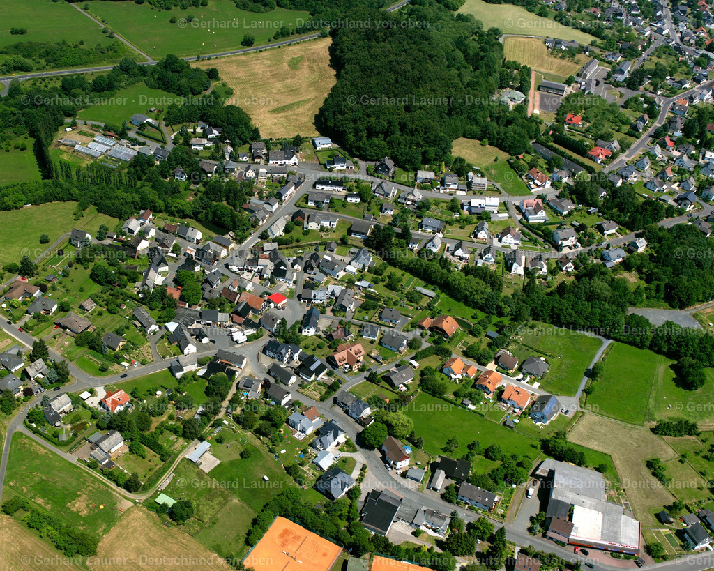 2610724 | BEILSTEIN 09.06.2006 Ortsansicht der Straßen und Häuser der Wohngebiete in Beilstein im Bundesland Hessen, Deutschland // Town View of the streets and houses of the residential areas in Beilstein in the state Hesse, Germany Foto: Gerhard Launer