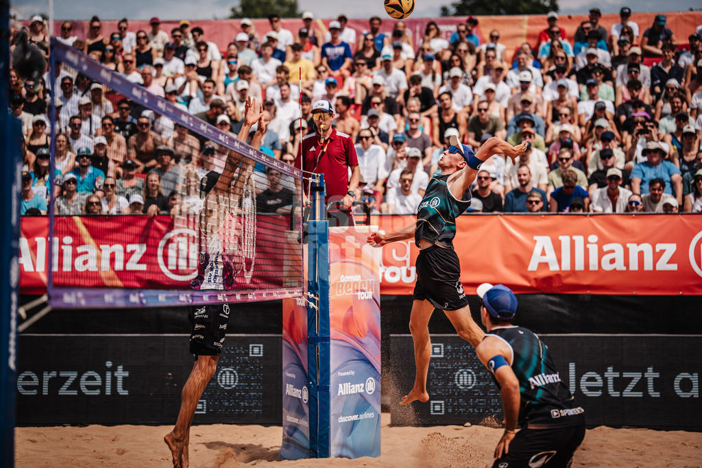 Beachvolleyball | Männer | Allianz German Beach Tour 2025 | Tourstop München | 06.07.2025 | Momme Lorenz beim Angriff