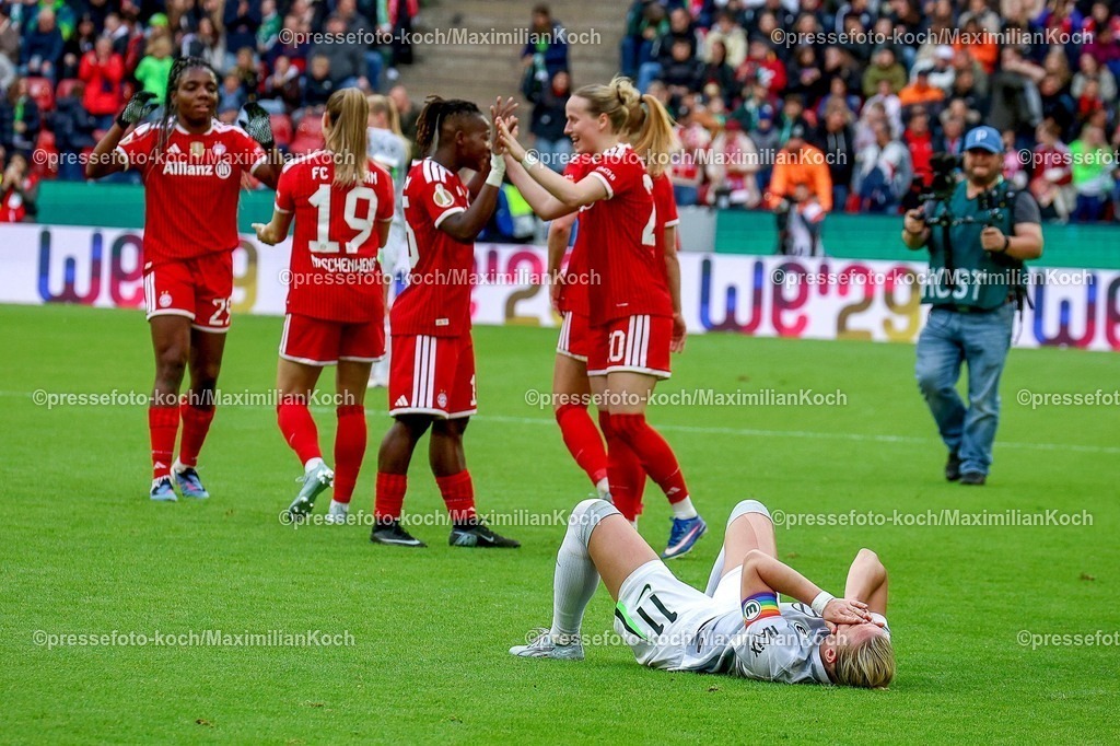 xsscx14052601055 | 2026.05.14, xsscx, Fußball, Finale DFB-Pokal Frauen, VfL Wolfsburg -  FC Bayern München, Saison 2025 2026, Rhein-Energie-Stadion in Köln: Alexandra Popp (VfL Wolfsburg #11) traurig am Boden, während die Mannschaft vom FC Bayern München ihren Sieg im DFB-Pokal Finale feiert DFB regulations prohibit any use of photographs as image sequences and or quasi-video. Photo: xSandraxScherningxPressefotoKochx