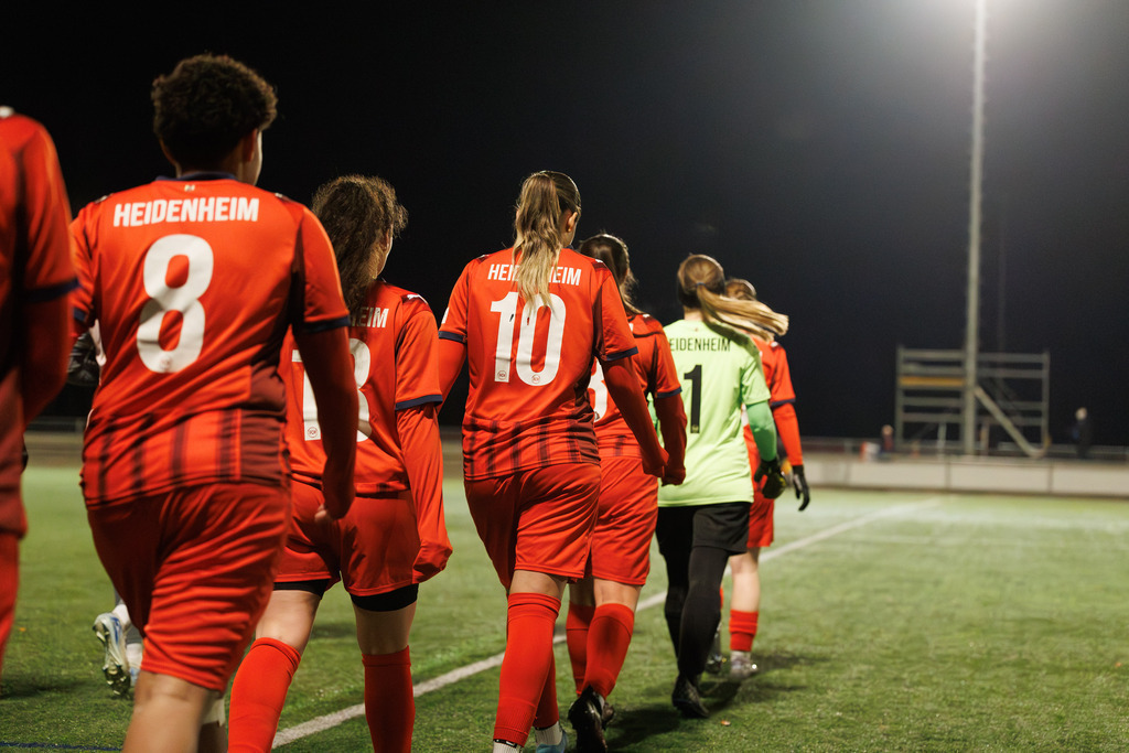 FCHFCE_251121_0225 | 1.FC Heidenheim 1846 II vs. FC Ellwangen II, Fußball, Frauen, Bezirksliga, 2025/2026, 10. Spieltag, 22.11.2025 in Heidenheim, Kunstrasen b. Voith-Arena West, Flutlichtspiel(Foto: Michael Bulling) - Realisiert mit Pictrs.com