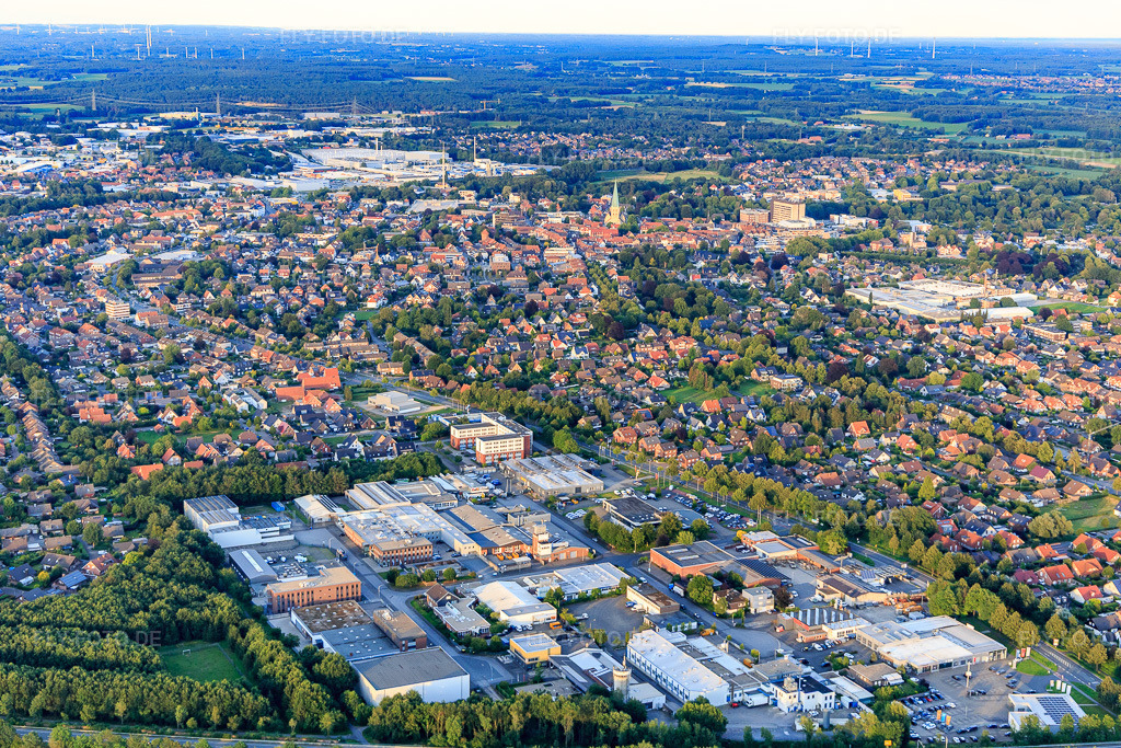 Luftbild: Ortsansicht aus Westen am Industriegebiet Siemensstraße mit KLOCKE Möbelwerkstätte GmbH, fagus Holzspielzeug und Salvia NRW GmbH in Borken im Bundesland Nordrhein-Westfalen in Deutschland.Foto: IMG_008038.jpg vom 12.07.2020 durch Werner Riehm/FLY-FOTO.deKLOCKE Möbelwerkstätte GmbH | Küchen, Badmöbel, Innenausbau, magnetische Kreidetafeln, uvmfagus® HolzspielwarenSalvia Elektro NRW