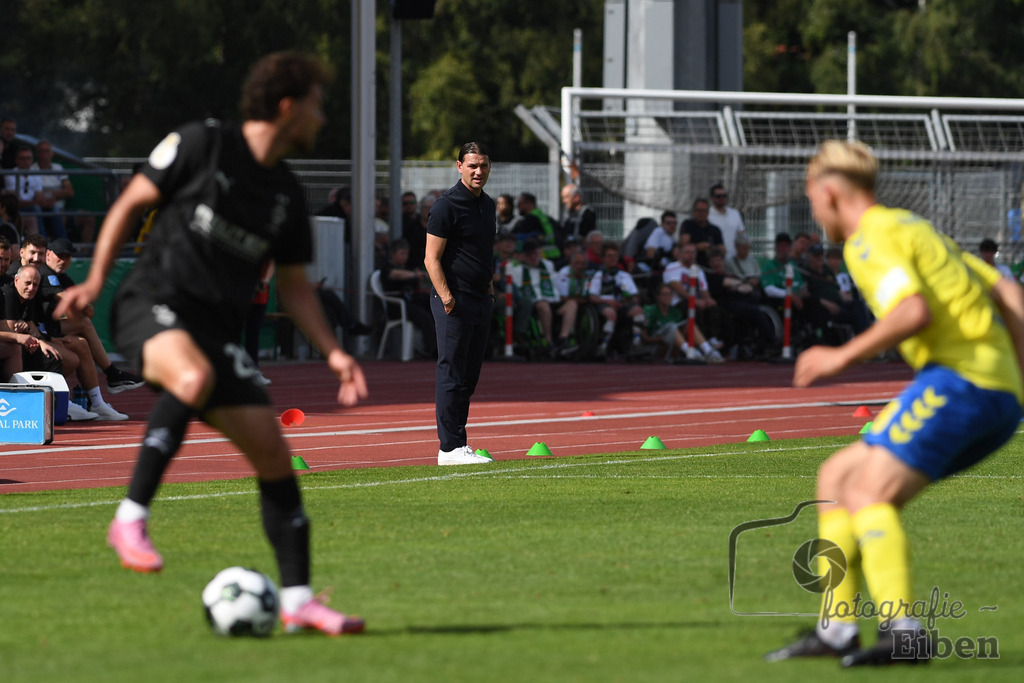 SV Atlas-Delmenhorst-Borussia Mönchengladbach | DFB-Pokal 1. Runde;SV Atlas Delmenhorst (gelb)-Borussia Mönchengladbach (schwarz) am 17.08.2025 in Oldenburg (Marschweg-Stadion), Photo: Philip Eiben 2025 - Realisiert mit Pictrs.com
