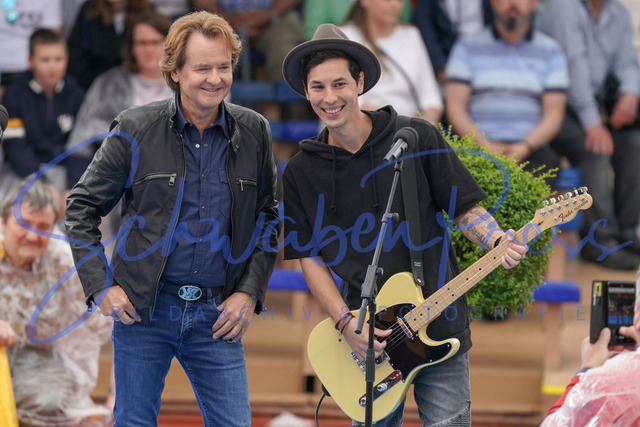 DSC06735 | Uwe Busse, Patrick Kronenberger - bei der Unterhaltungsshow Immer wieder sonntags.

Immer wieder sonntags ( IWS ) Staffel 4. Der Gastgeber und Moderator _Stefan Mross_ bestreitet sein 19. Saison von Immer wieder sonntags ( IWS ) im Europapark in Rust 

Deutschland, Rust, IWS Gelaende bei den Wasserwelten Rulanitica, 04.06.2023