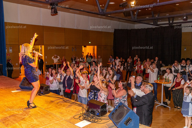 Schlager trifft Tracht | Bildershop von pixelworld.at - Realisiert mit Pictrs.com