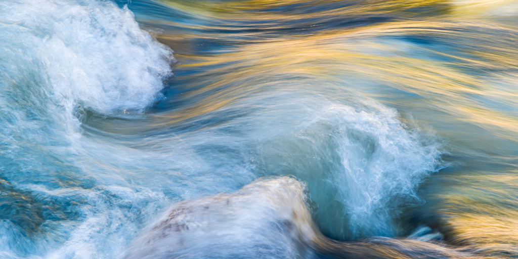 Lichtdurchflutete Strömungswellen an einem Bergbach in Kärnten | Best. Nr. oe_2020_06_2409 - Realisiert mit Pictrs.com