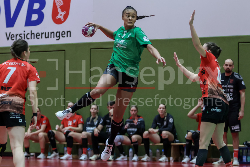 Handball, 2. Bundesliga Frauen, SV Werder Bremen - TG Nürtingen | v.li.: Naomi Conze (SV Werder Bremen, 5) beim Wurf, am Ball, Spielszene, Aktion, Action