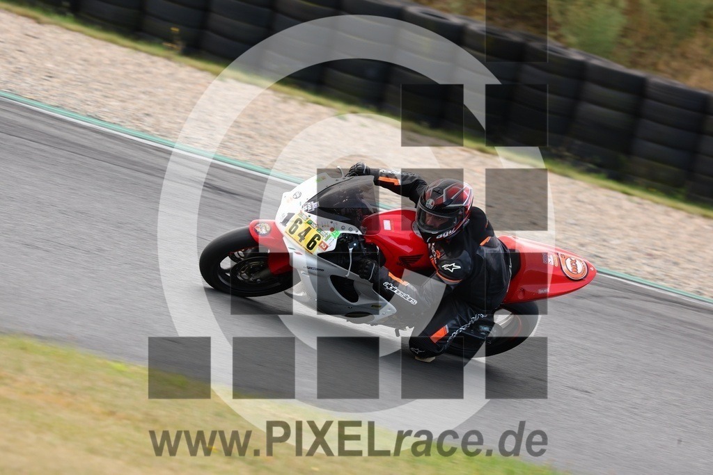 1646-20240915_08566 | Schöne Erinnerungen an spannende Momente - das festzuhalten ist unser Job. PIXELrace.de ist seit 2003 auf den Rennstrecken Europas unterwegs um die Action draußen beim Fahren und die wunderbare Stimmung imm Fahrerlager für euch einzufangen.