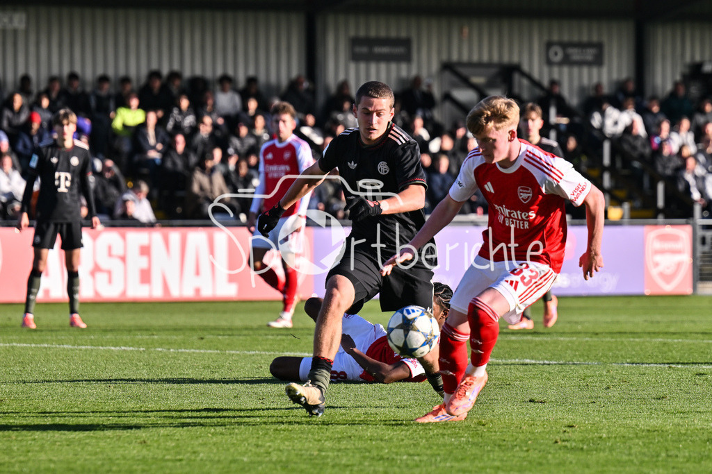 Arsenal London U19 - FC Bayern München U19 | BOREHAMWOOD, ENGLAND - 26. NOVEMBER: im Duell Yll GASHI (FC Bayern München U19 9) und Callan HAMILL (Arsenal FC U19 83) beim Ligaspiel zwischen der U19 von Arsenal London und der U19 des FC Bayern München am 5. Spieltag der UEFA Youth League im Meadow Park am 26.11.2025