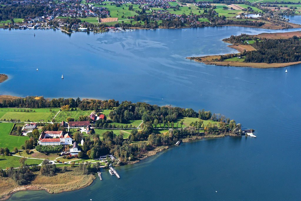 dr__0055744.jpg | CHIEMSEE 07.10.2024 Altes Schloß ehemaliges Augustiner-Chorherren-Stift auf der Insel Herrenchiemsee auf dem Chiemsee (Fraueninsel, Herreninsel und Krautinsel) in Chiemsee im Bundesland Bayern, Deutschland. // Lake Island on the Chiemsee (Fraueninsel, Herreninsel and Krautinsel) in Chiemsee in the state Bavaria, Germany. Foto: Daniel Reiter