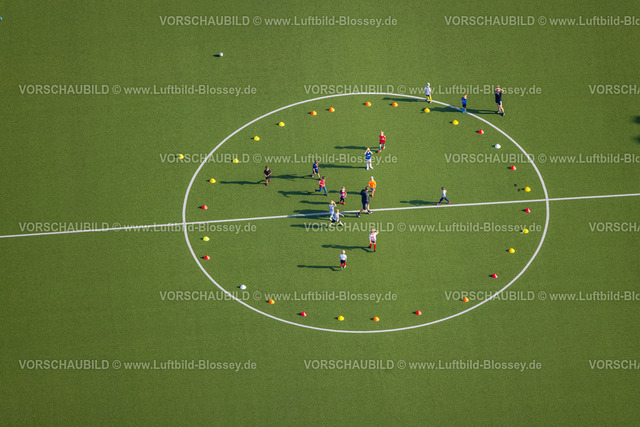 Kreuztal230911509W | Luftbild, Grüner KunstRasen Fußballplatz der  Spielvereinigung Kredenbach/Müsen e.V., Trainer und jugendliche Fußballspieler mit Schattenwurf beim Training mit Hütchen im Mittelkreis, Kredenbach, Kreuztal, Siegerland, Nordrhein-Westfalen, Deutschland