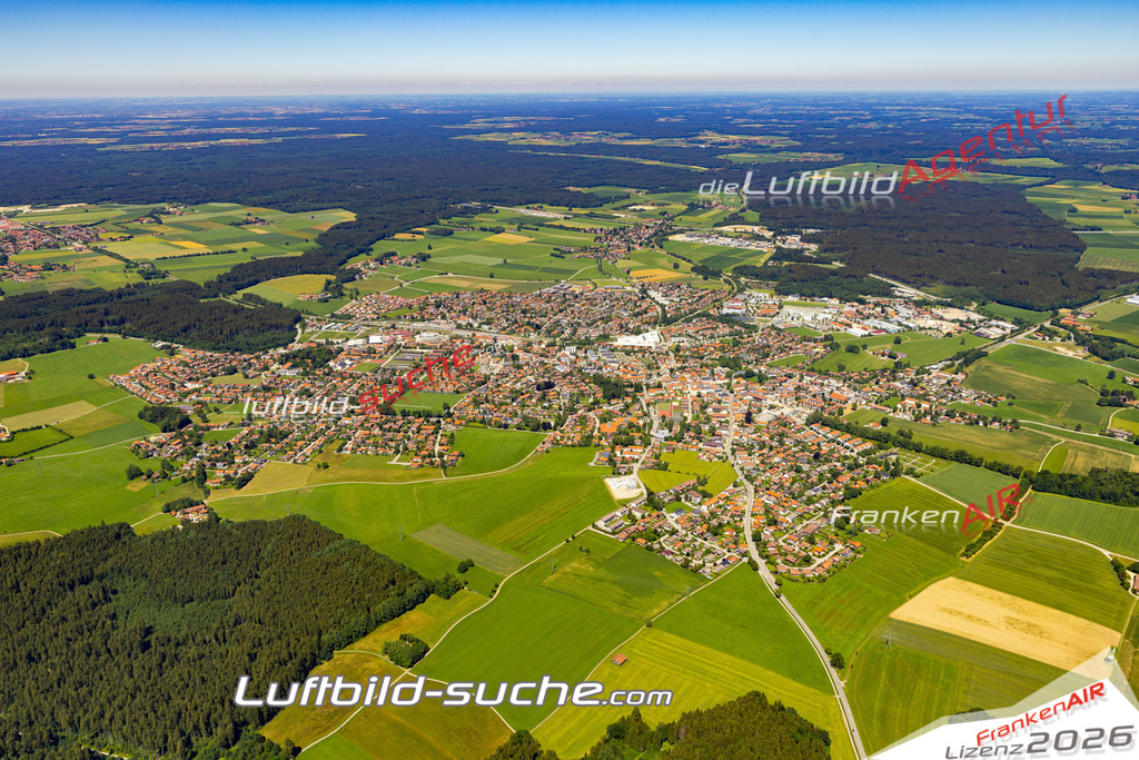 Aktuelles Luftbild von  Holzkirchen - Die Luftaufnahme wurde 2022 mittels UL-Flugzeug erstellt ( keine Drohne ) - hochauflösende Kamera-Systeme von  Canon -Beste Qualität - Für grossformatige Ausdrucke geeignet. Die Geschenkidee !