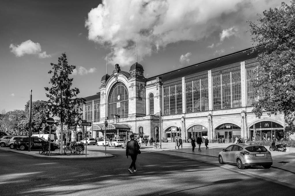 10260214 - Bahnhof Dammtor | Kaufen Sie Hamburg Bilder und Hamburg Fotos auf Leinwand, Acrylglas, Alu-Dibond, oder als Poster in Hamburgs großer Onlinegalerie. Elbphilharmonie Bilder, Hamburger Hafen, Speicherstadt, Alster und viel mehr.