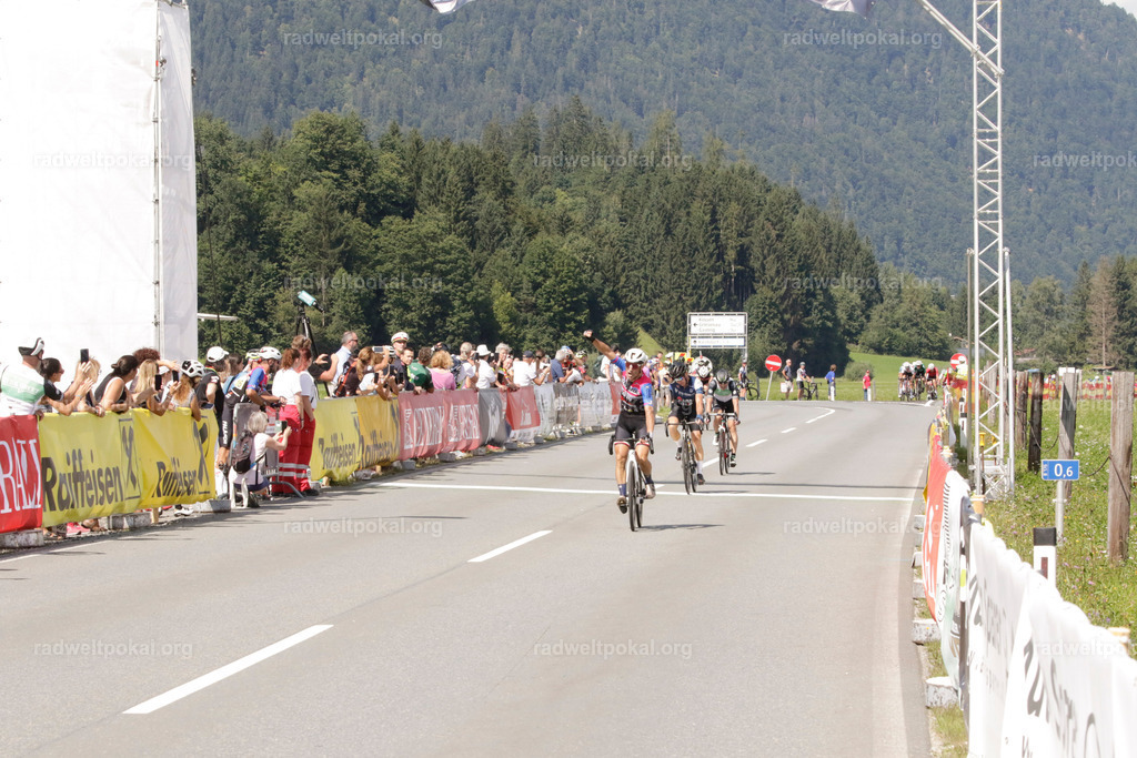 1055_20230817_Bewerb_Maenner_Muehlanger | AUT - OESTERREICH, 2023-08-16: SPORT RENNRAD-FAHREN - 55. INTERNATIONALER RADWELTPOKAL IN ST. JOHANN IN TIROL  - Vintage-Radrennen mit WM-Bronze-Medaillen-Siegerin Christina Schweinberger, den Teilnehmer und Alexander Baumann (vom Orginastions-Team) - TAG 2 BEWERB MAENNER IN SECHS GRUPPEN  ; Foto: Roland Muehlanger