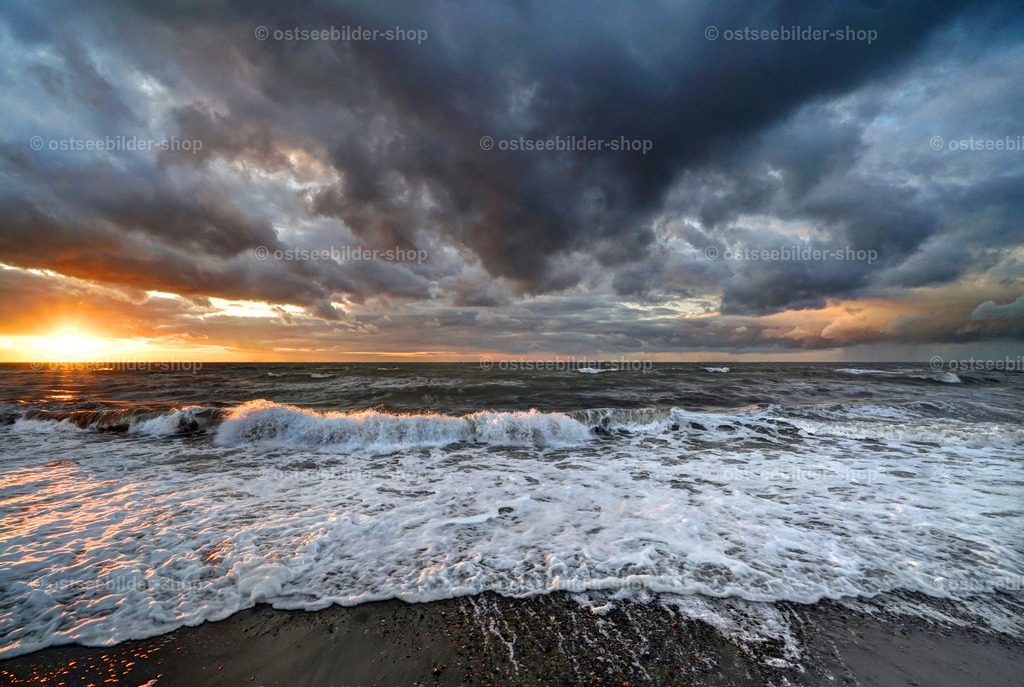 Regenwolken über der Ostsee und Abendsonne am Horizont | Sonnenstrahlen finden eine Lücke zwischen den aufziehenden Regenwolken am Abend.