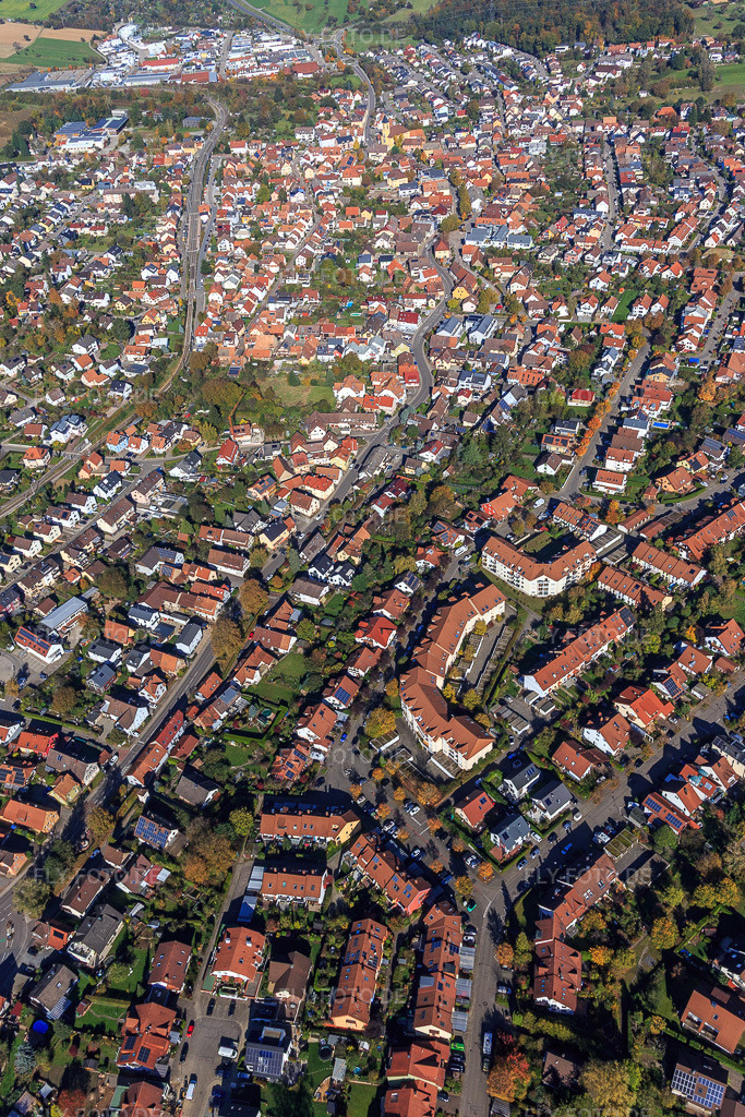Luftbild: Ortsansicht aus Süden im Ortsteil Langensteinbach in Karlsbad im Bundesland Baden-Württemberg in Deutschland. Foto: IMG_129931.jpg vom 24.10.2021 durch Werner Riehm/FLY-FOTO.de
