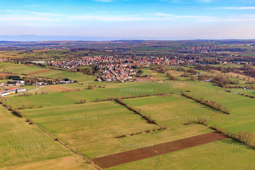 Aerial view: View of the town from the northwest in Dettwiller in the state Bas-Rhin, France. – Photo: IMG_38563.jpg taken on 03/20/2011 by Werner Riehm/FLY-FOTO.com – Resolution of the original: 4530 x 3020 px