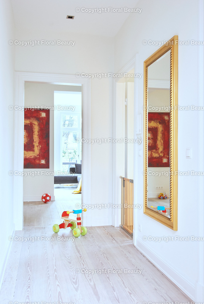Flur in renoviertem Altbau | Flur in renoviertem Altbau mit Spiegel an der Wand und Kinderspielzeug. Blick ins Wohnzimmer. - Realisiert mit Pictrs.com