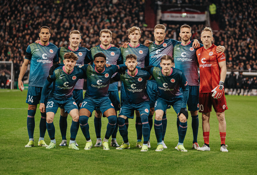 _FCS2726 | Der offizielle Shop für FC St. Pauli Fotos. Wähle aus Spielszenen & Fanmomenten dein FCSP Wunschformat. Wir liefern Millerntor-Atmosphäre.