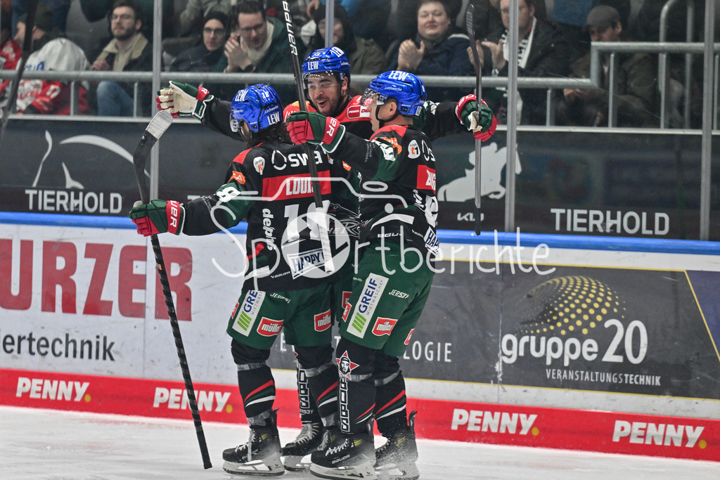 Augsburger Panther - Nürnberg Ice Tigers | Jubel der Panther nach dem Treffer zum 1-0 durch Nicholas BAPTISTE (Augsburger Panther 73) / Freude / happy / Tor / Torschuetze / DEL: Augsburger Panther - Nuernberg Ice Tigers, Curt Frenzel Stadion am 03.01.2025
