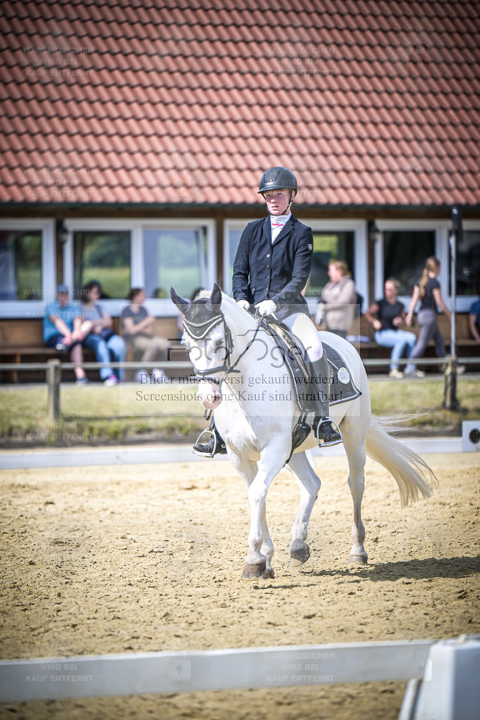 DOS_7879 | Entdecke hochwertige Reitturnierfotos von Foto Oger. Professionell, emotional und authentisch – jetzt Lieblingsmomente im Shop bestellen. - Realisiert mit Pictrs.com