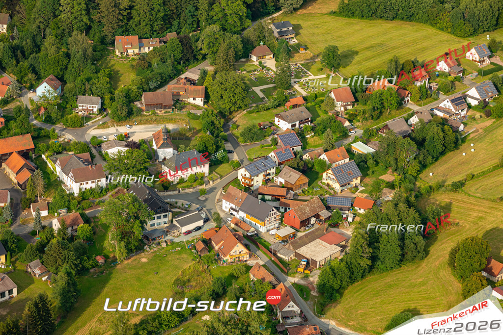 Das Luftbild zeigt : Mengersdorf Mistelgau - Die Luftaufnahme wurde 2024 vom UL-Flugzeug aus erstellt ( keine Drohne ) - Hochauflösende Luftaufnahme - Für grossformatige Ausdrucke geeignet. Die Geschenkidee !Mit Lizenz und Bildrechte bestellbar