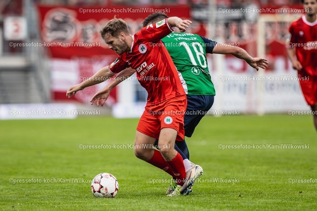 xKWI26072501056 | 26.07.2025, xkwix, Fußball, Regionalliga-West, Rot-Weiß Oberhausen - FC Gütersloh, Stadion Niederrhein: Pierre Fassnacht (Rot-Weiß Oberhausen #3) im Zweikampf gegen Patrik Twardzik ( FC Gütersloh #18 ) 