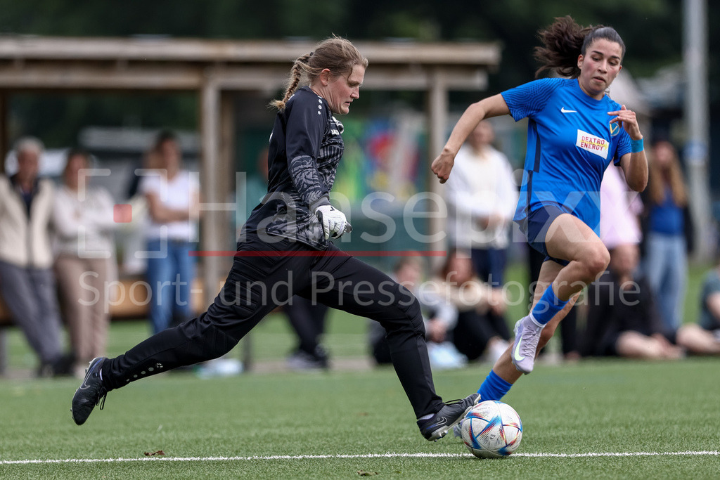 Fussball, Aufstiegsrunde Regionalliga Nord Frauen, FC Union 60 - SC Victoria Hamburg | v.li.: Gesa Perlick (Torhüterin, Torwart, FC Union 60 Bremen, 1) und Irem Üstün (SC Victoria Hamburg, 32) im Zweikampf, Duell, Dynamik, Aktion, Action, Spielszene