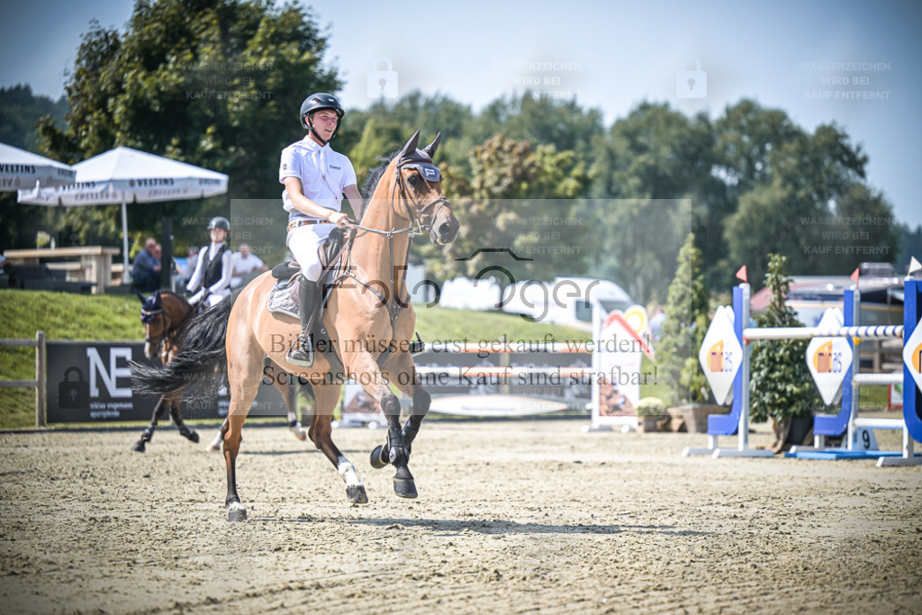 DOS_1232 | Entdecke hochwertige Reitturnierfotos von Foto Oger. Professionell, emotional und authentisch – jetzt Lieblingsmomente im Shop bestellen. - Realisiert mit Pictrs.com