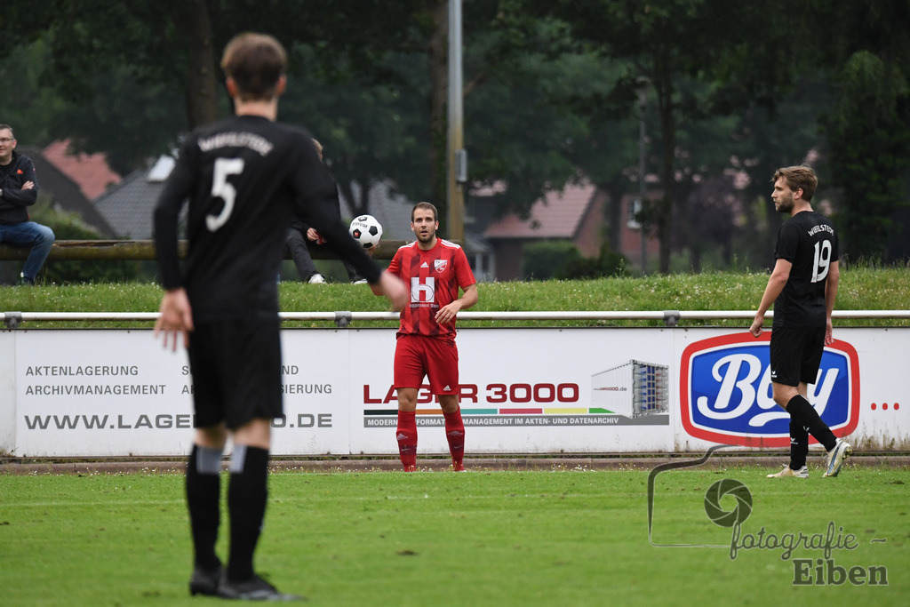 SVE Wiefelstede-TV Metjendorf | Herren Kreisliga; SVE Wiefelstede (schwarz)-TV Metjendorf (rot) am 31.05.2024; in Wiefelstede (Am Breeden), Photo: Philip Eiben 2024 - Realisiert mit Pictrs.com