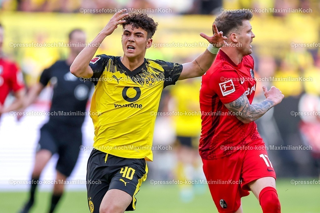 BVB26042601057 | 26.04.2026, Fußball, Borussia Dortmund - SC Freiburg, 1. Fußball Bundesliga, 31. Spieltag, Signal Iduna Park, Saison 2025 2026: Samuele Inacio (BVB #40) gestikulierend auf dem Spielfeld neben Lukas Kübler&nbsp;(SC Freiburg #17)   DFB regulations prohibit any use of photographs as image sequences and or quasi-video.